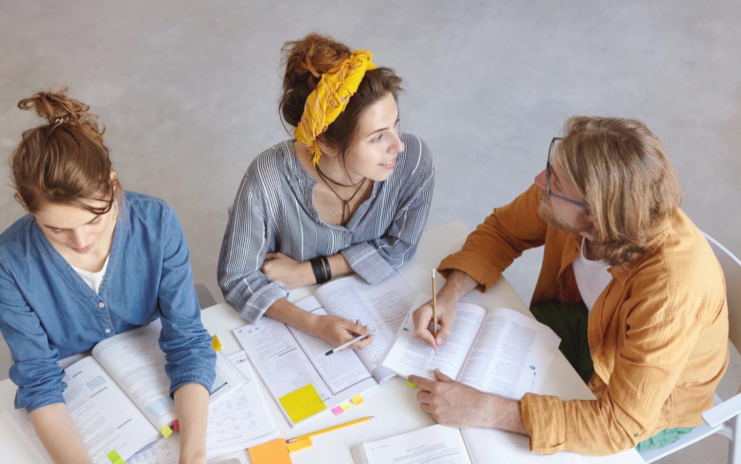 Financial education workshop session showing disciplined trading methodology