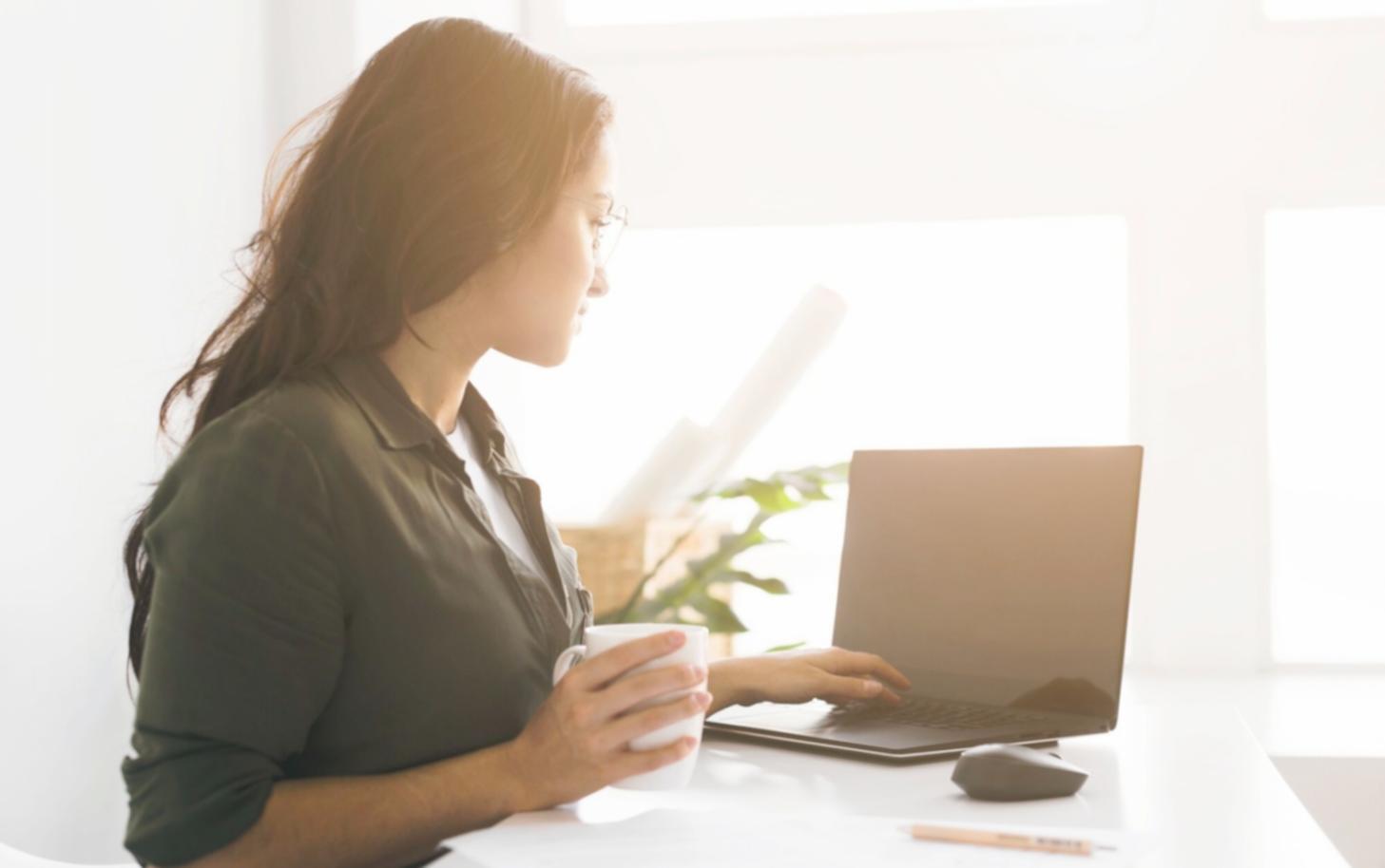 Trading workshop session with participants analyzing market data on screens
